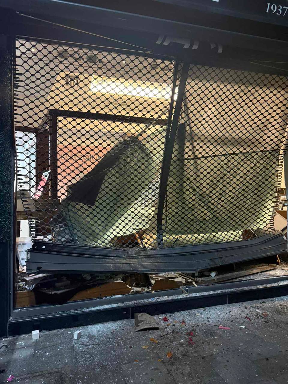 εικόνα που δείχνει τη διαλυμένη πρόσοψη του κοσμηματοπωλείου στο Αίγιο