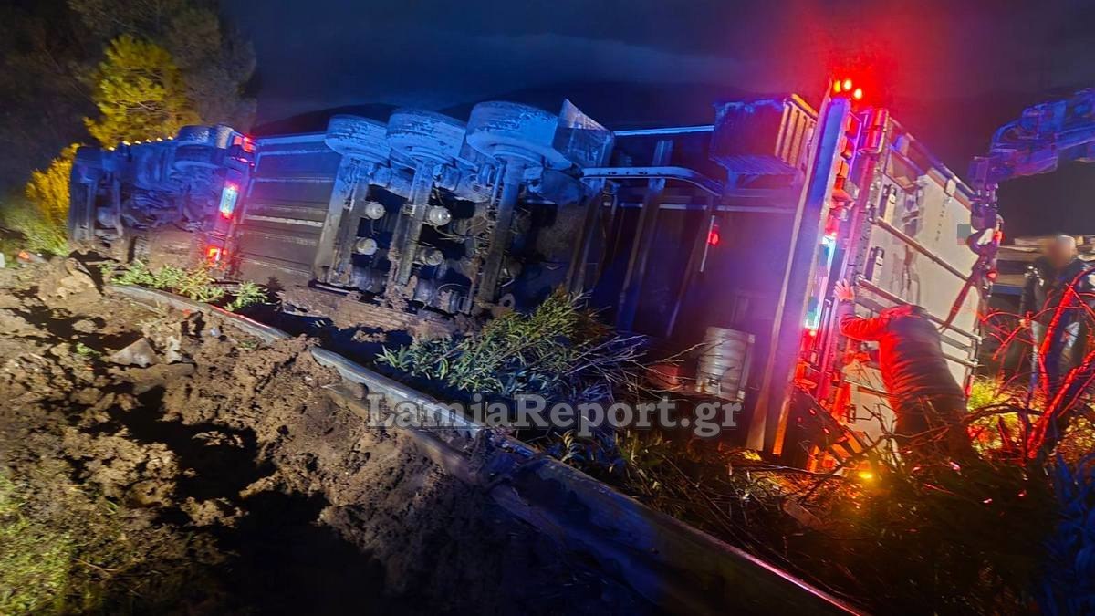 Τροχαίο στην Αθηνών – Λαμίας: Τούμπαρε νταλίκα – ψυγείο