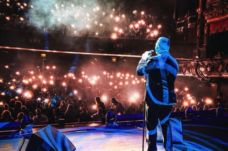 London baby: Ο Αντώνης Ρέμος ξεσήκωσε την πρωτεύουσα της Αγγλίας με μια sold out συναυλία