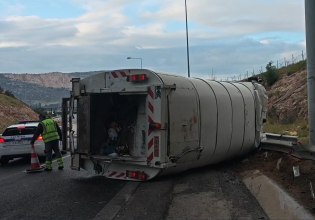 Αιγάλεω: Απορριμματοφόρο εξετράπη της πορείας του – Τραυματίστηκε ο οδηγός