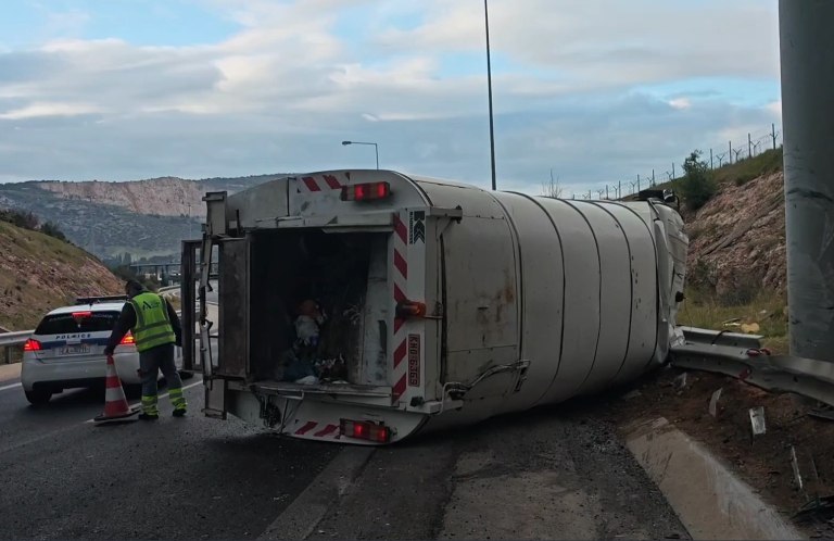Αιγάλεω: Απορριμματοφόρο εξετράπη της πορείας του και ανετράπη – Τραυματίστηκε ο οδηγός