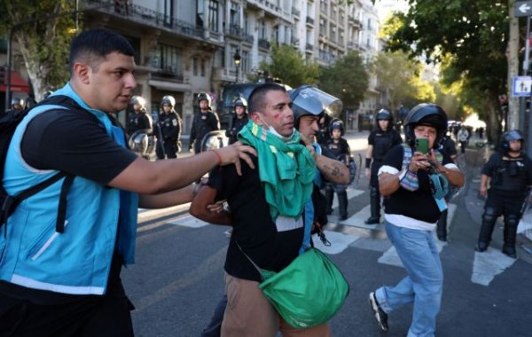 Αργεντινή: Συγκρούσεις μεταξύ αστυνομικών και διαδηλωτών στο Μπουένος Αϊρες