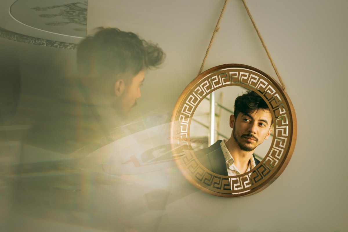 Looksmaxxing: Πως επηρεάζει τους άνδρες το νέο trend στα social media;