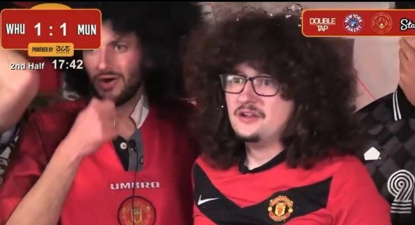 Η Γουέστ Χαμ σκοράρει και ο οπαδός της Γιουνάιτεντ που περιμένει να… κουρευτεί, μένει… κόκκαλο (vids, pics)