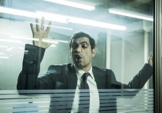 Bull: Όταν η επαγγελματική καθημερινότητα μετατρέπεται σε πεδίο μάχης