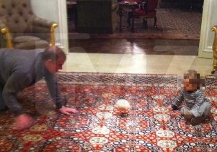 Ο έκπτωτος πρίγκιπας Άντριου, ένα μωρό και μια μπάλα σε σχήμα γυναικείου στήθους