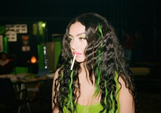 Η Charli xcx είναι μία από εμάς – «Έχω πάθει νευρικό κλονισμό καπνίζοντας ένα εκατομμύριο τσιγάρα»