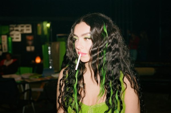 Η Charli xcx είναι μία από εμάς – «Έχω πάθει νευρικό κλονισμό καπνίζοντας ένα εκατομμύριο τσιγάρα»