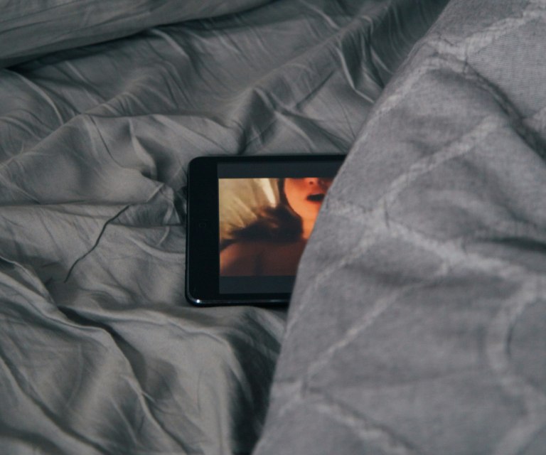 Γαλλία: Στο στόχαστρο «managers» του OnlyFans – Μαζική στρατολόγηση γυναικών και ανηλίκων μέσω social media