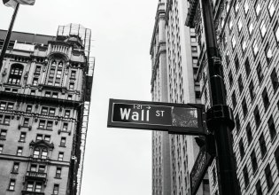 Μαζική ανάκαμψη στη Wall Street μετά την κατάρρευση