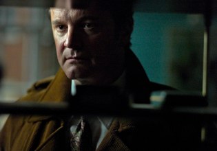 Δολοφονίες, μυστήριο και περιθώριο: Ο Κόλιν Φερθ μπαίνει στο σκοτεινό Βερολίνο του μεσοπολέμου