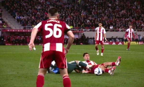 Πολύ σκληρό μαρκάρισμα του Καλάμπρια στον Έσε – Κίτρινη κάρτα έδειξε ο Λάμπρεχτς, παρά τις έντονες διαμαρτυρίες των «ερυθρόλευκων» για κόκκινη (vid)