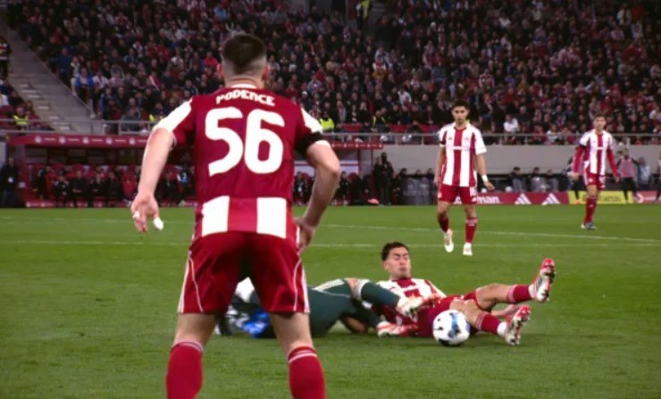 Πολύ σκληρό μαρκάρισμα του Καλάμπρια στον Έσε – Κίτρινη κάρτα έδειξε ο Λάμπρεχτς, παρά τις έντονες διαμαρτυρίες των «ερυθρόλευκων» για κόκκινη (vid)