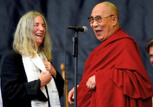 Διπλωματικό επεισόδιο στα Grammys – Εξοργισμένη η Κίνα με τη βράβευση του Δαλάι Λάμα – «Λύκος με ράσο»