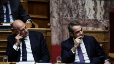 Το χάσμα Μητσοτάκη – Δένδια και η ανοιχτή πια συζήτηση στη ΝΔ για κόμμα που είναι πλέον πιο μικρό από την παράταξη