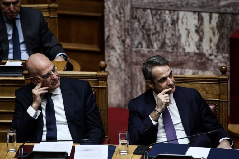 Το χάσμα Μητσοτάκη – Δένδια και η ανοιχτή πια συζήτηση στη ΝΔ για κόμμα που είναι πλέον πιο μικρό από την παράταξη