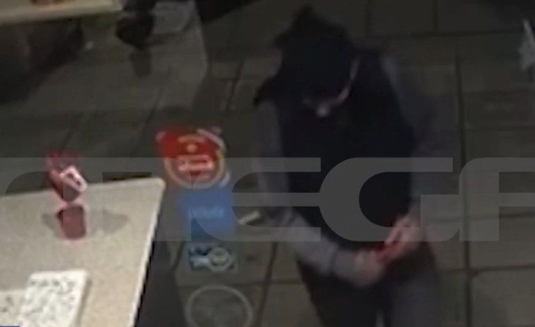 Θεσσαλονίκη: 40χρονος έκανε δέκα διαρρήξεις καταστημάτων σε ένα βράδυ – Βίντεο ντοκουμέντο