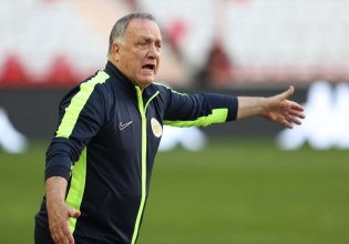 Ο Ντικ Άντβοκαατ παραιτήθηκε από την τεχνική ηγεσία του Κουρασάο κι έτσι δεν θα ξεπεράσει τον Ρεχάγκελ