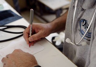 Νέοι γιατροί: Αντί για λευκή μπλούζα, βάζουν το «χακί»