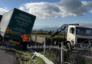 Νταλίκα εξετράπη της πορείας της και προσέκρουσε σε κιγκλιδώματα στην εθνική οδό Αθηνών – Λαμίας