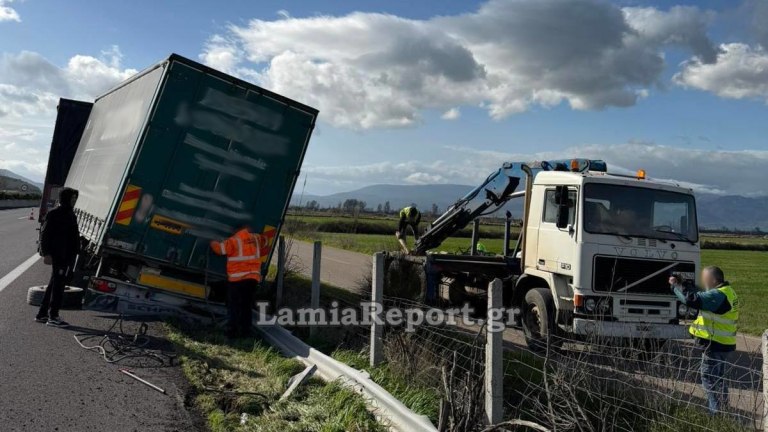 Νταλίκα εξετράπη της πορείας της και προσέκρουσε σε κιγκλιδώματα στην εθνική οδό Αθηνών – Λαμίας