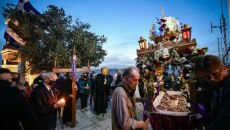 Γιατί περνάμε κάτω από τον Επιτάφιο – Τι συμβολίζει το έθιμο της Μεγάλης Παρασκευής