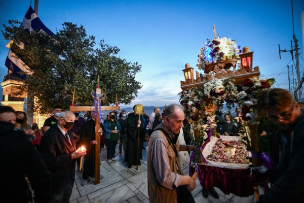 Γιατί περνάμε κάτω από τον Επιτάφιο – Τι συμβολίζει το έθιμο της Μεγάλης Παρασκευής
