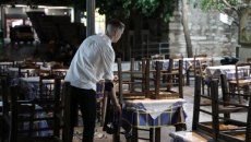 Οι επαγγελματίες της εστίασης «αδειάζουν» την κυβέρνηση για τις αυξήσεις στο ΦΠΑ – Βουλιάζει ο τζίρος