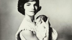 «Εσύ, ειδικά, έχεις μια θέση στην ιστορία»: Τα τελευταία λόγια της Τζάκι Κένεντι Ωνάση στον τραγικό Τζον-Τζον