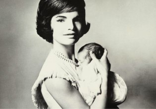 «Εσύ, ειδικά, έχεις μια θέση στην ιστορία»: Τα τελευταία λόγια της Τζάκι Κένεντι Ωνάση στον τραγικό Τζον-Τζον