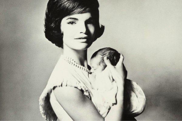 «Εσύ, ειδικά, έχεις μια θέση στην ιστορία»: Τα τελευταία λόγια της Τζάκι Κένεντι Ωνάση στον τραγικό Τζον-Τζον