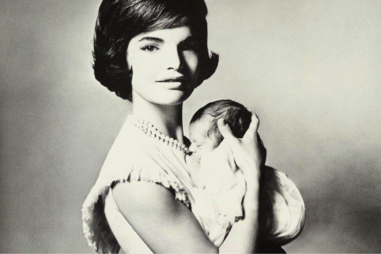 «Εσύ, ειδικά, έχεις μια θέση στην ιστορία»: Τα τελευταία λόγια της Τζάκι Κένεντι Ωνάση στον τραγικό Τζον-Τζον