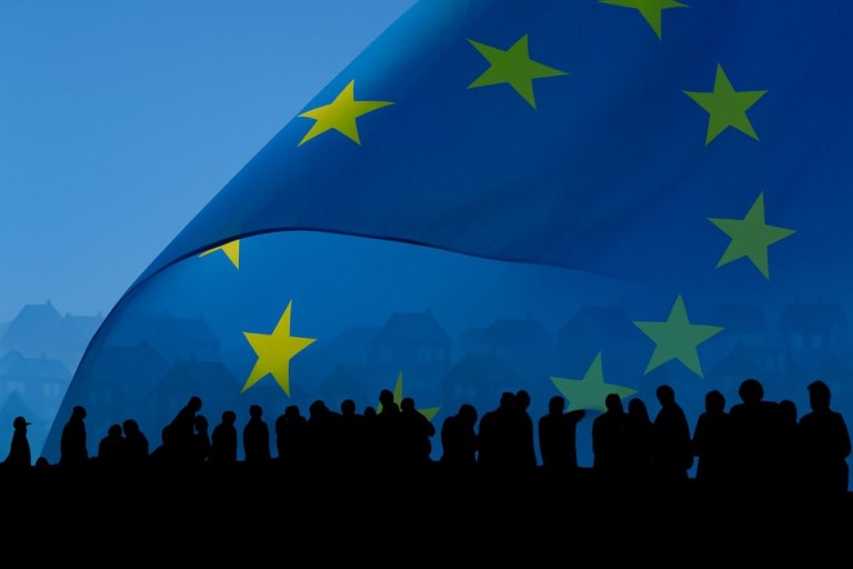 Ευρωβαρόμετρο: Απαισιοδοξία και ανασφάλεια κυριαρχούν στην ΕΕ – Κορυφαίο πρόβλημα το κόστος διαβίωσης για τους Έλληνες