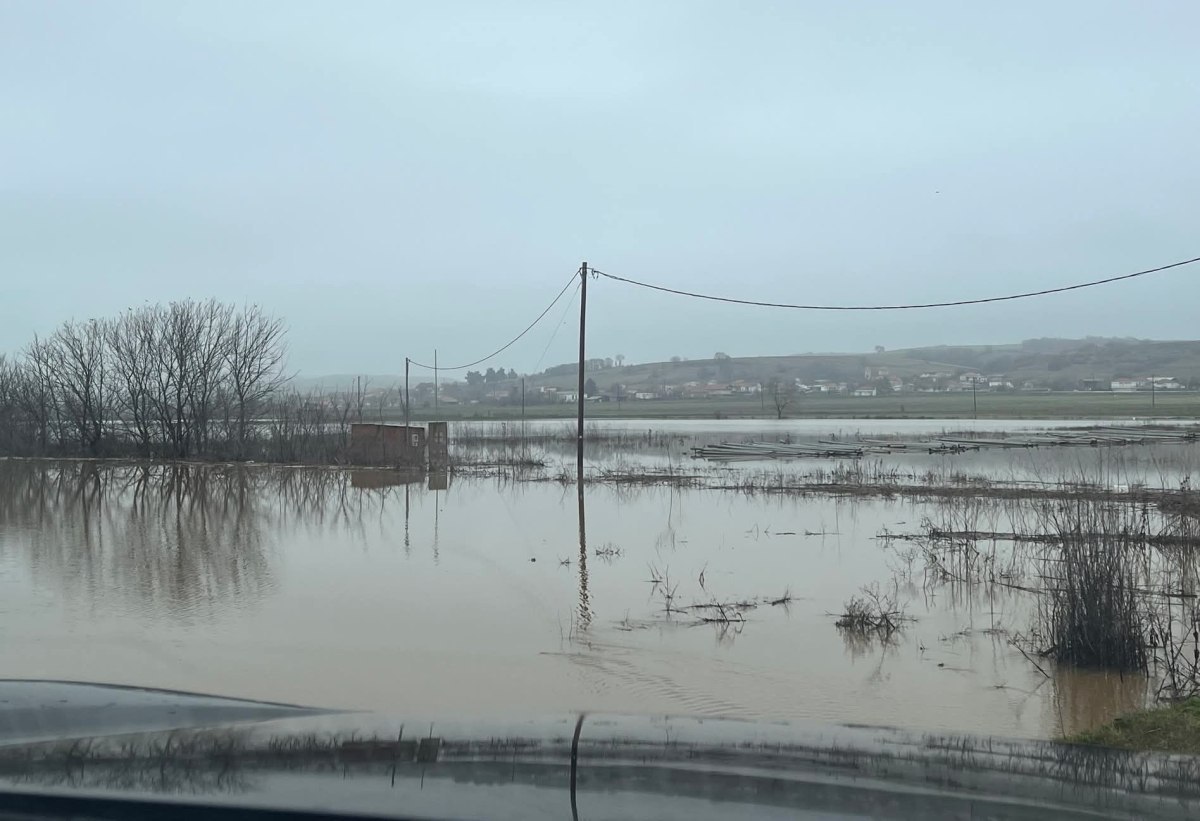Έβρος: Αγωνία για τους κατοίκους – Τεράστιοι όγκοι νερού από τη Βουλγαρία