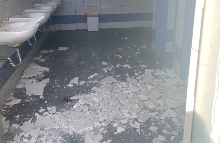 Παλαιό Φάληρο: Πτώση σοβάδων σε τουαλέτες δημοτικού σχολείου – Από τύχη δεν υπήρξε τραυματισμός