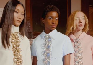 «Η ελπίδα θέλει σκληρή δουλειά» – Η επίδειξη SS26 του Marc Jacobs καταπιάστηκε με το θέμα της θλίψης