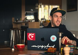 Φέργκι Τσέιμπερς: Μπορεί ένας δισεκατομμυριούχος να είναι αντικαπιταλιστής κομμουνιστής που θέλει επανάσταση;