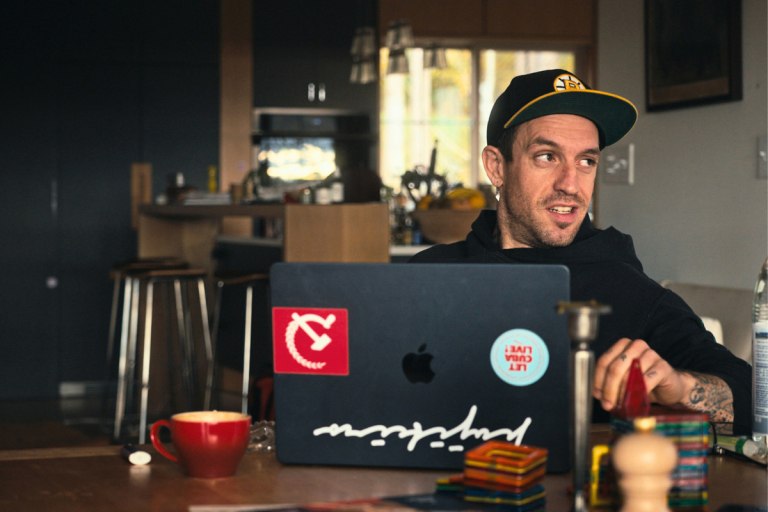 Φέργκι Τσέιμπερς: Μπορεί ένας δισεκατομμυριούχος να είναι αντικαπιταλιστής κομμουνιστής που θέλει επανάσταση;