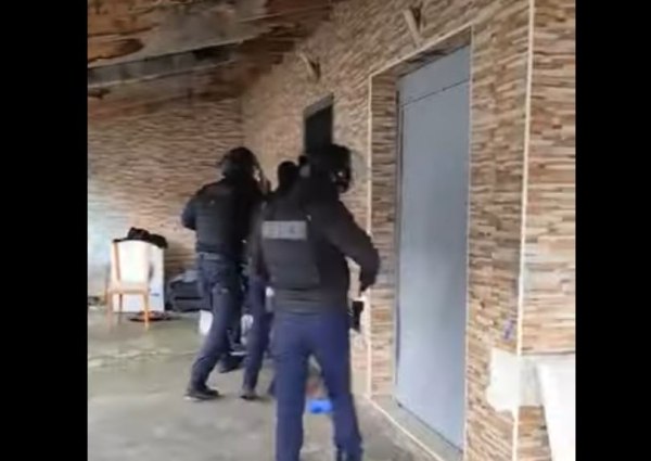 Aστυνομική επιχείρηση με 12 συλλήψεις σε οικισμούς της Φυλής και των Αχαρνών