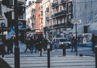 Γαλλία: Εισαγγελέας αναζητεί τα θύματα 79χρονου – Επί 50 χρόνια κακοποιούσε σεξουαλικά ανήλικα αγόρια