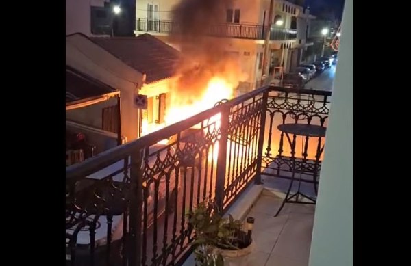 Ζάκυνθος: Φωτιά σε αυτοκίνητο στο κέντρο της πόλης – Κάηκε ολοσχερώς