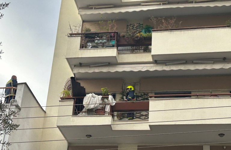 Θεσσαλονίκη: Έκρηξη και φωτιά σε διαμέρισμα στην Καλαμαριά – Επί τόπου η πυροσβεστική