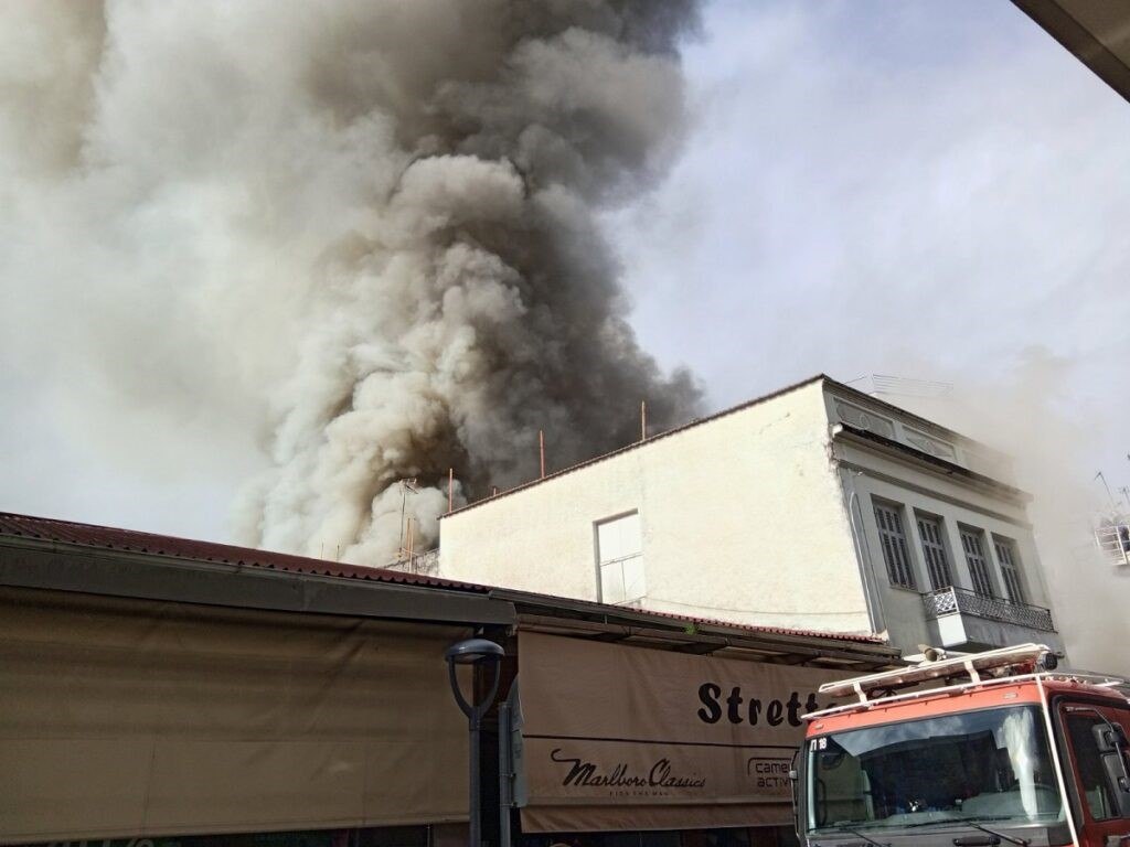 εικόνα που δείχνει πυκνούς μαύρους καπνούς που υψώνονται στον ουρανό στο Αγρίνιο