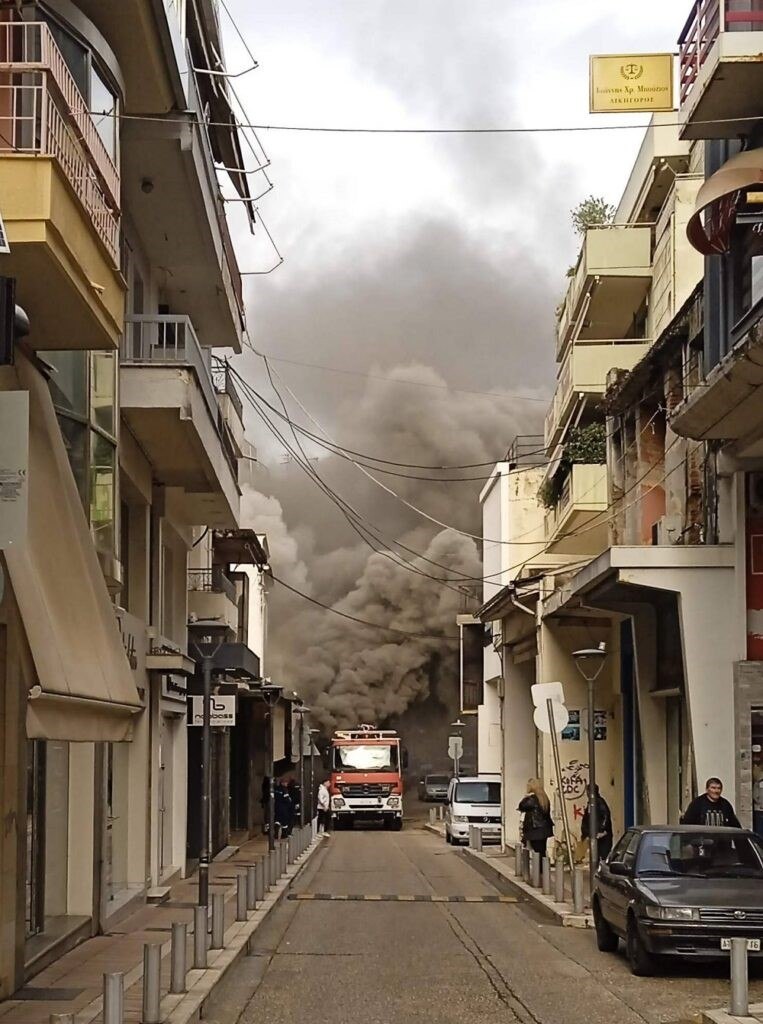 εικόνα που δείχνει πυροσβεστικό όχημα στο σημείο όπου η επικίνδυνη φωτιά βρίσκεται σε πλήρη εξέλιξη