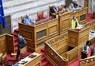 Συντηρεί την κόντρα με τον Γεωργιάδη η Κωνσταντοπούλου και φτάνει μέχρι τον Χρυσοχοΐδη