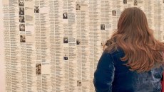 Η Νέα Υόρκη έχει πλέον το δικό της «Τείχος των Δακρύων» με τα ονόματα 18.457 παιδιών που σκοτώθηκαν στη Γάζα