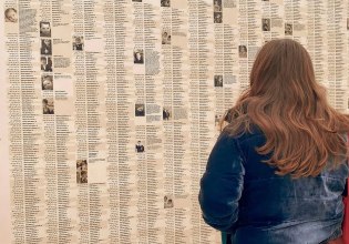 Η Νέα Υόρκη έχει πλέον το δικό της «Τείχος των Δακρύων» με τα ονόματα 18.457 παιδιών που σκοτώθηκαν στη Γάζα