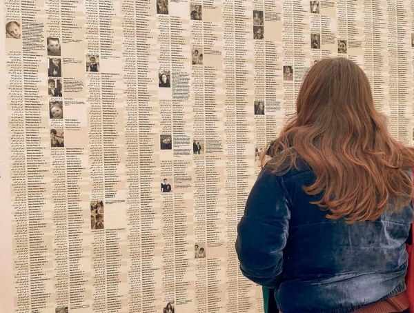 Η Νέα Υόρκη έχει πλέον το δικό της «Τείχος των Δακρύων» με τα ονόματα 18.457 παιδιών που σκοτώθηκαν στη Γάζα