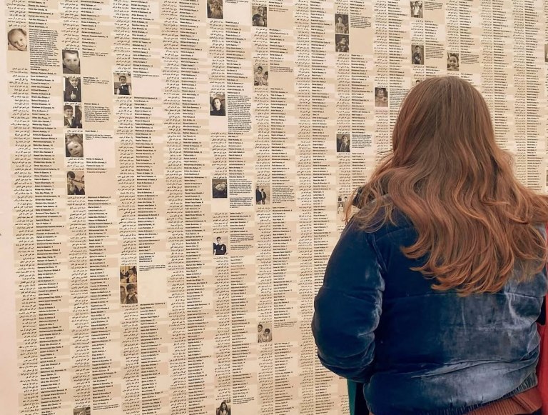 Η Νέα Υόρκη έχει πλέον το δικό της «Τείχος των Δακρύων» με τα ονόματα 18.457 παιδιών που σκοτώθηκαν στη Γάζα