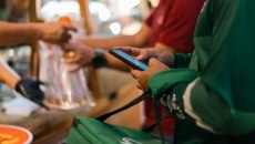 Δεκαπλασιάστηκαν τα delivery από το 2020 – Εργαζόμενοι στις πλατφόρμες ή «αφεντικά του εαυτού τους»;